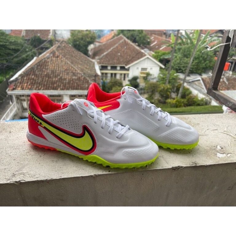 Nike Tiempo vs Puma Future Sepatu Bola Harga Terjangkau