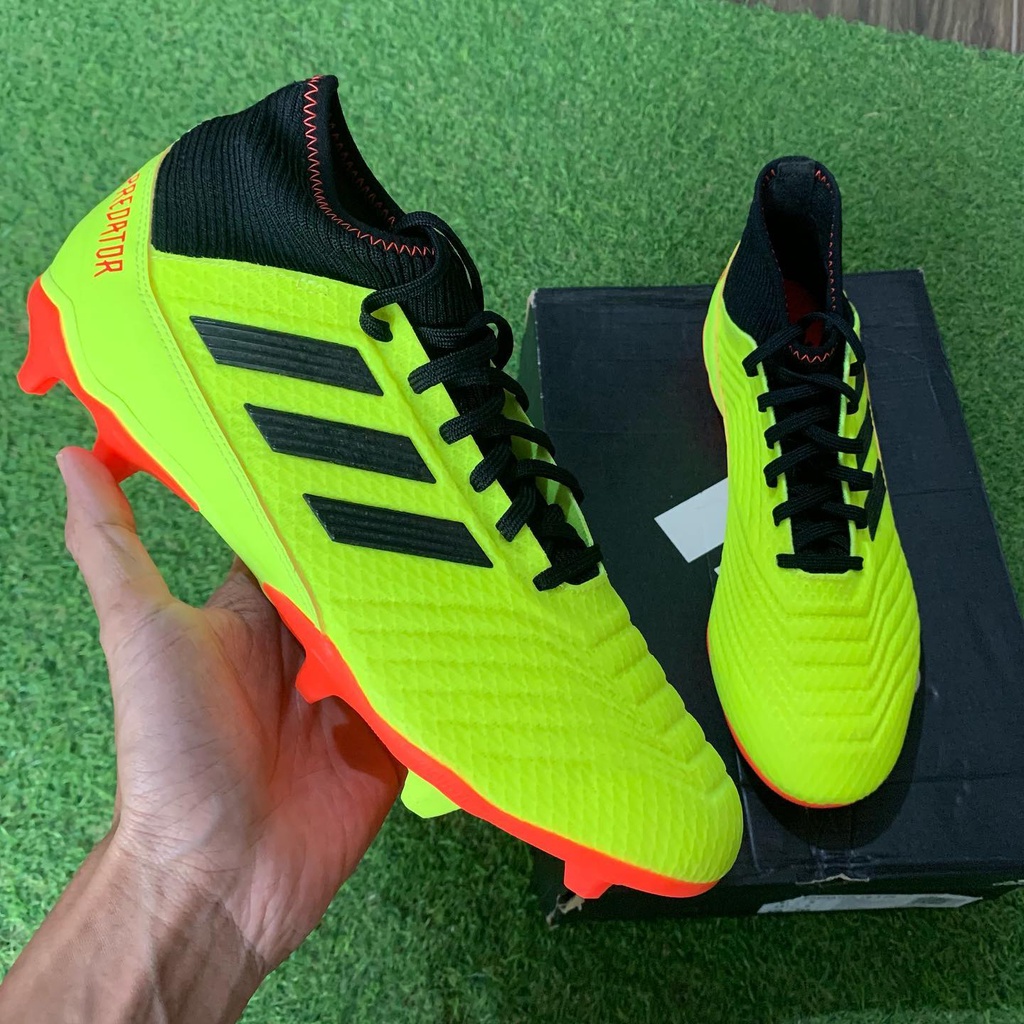 Perbandingan harga sepatu bola original dan replika kualitas terbaik