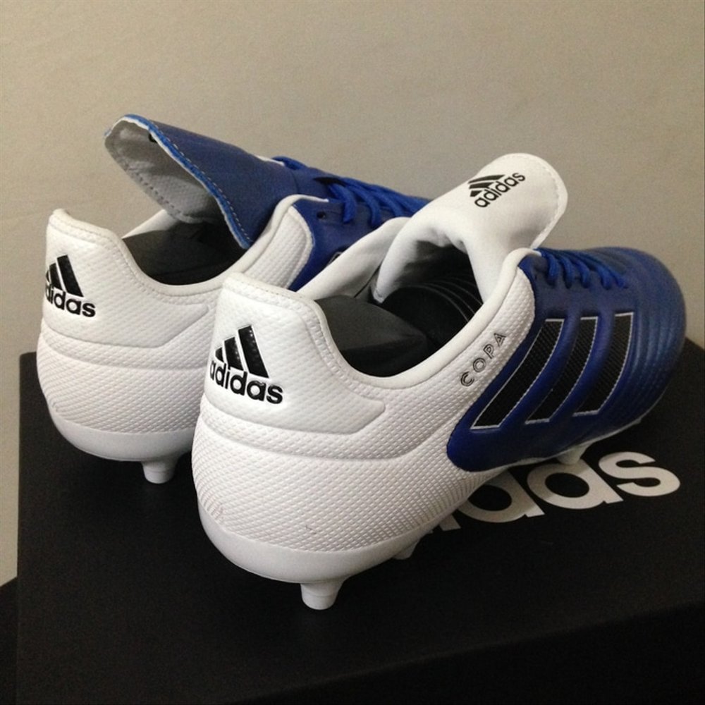 Perbandingan harga sepatu bola original dan replika kualitas terbaik