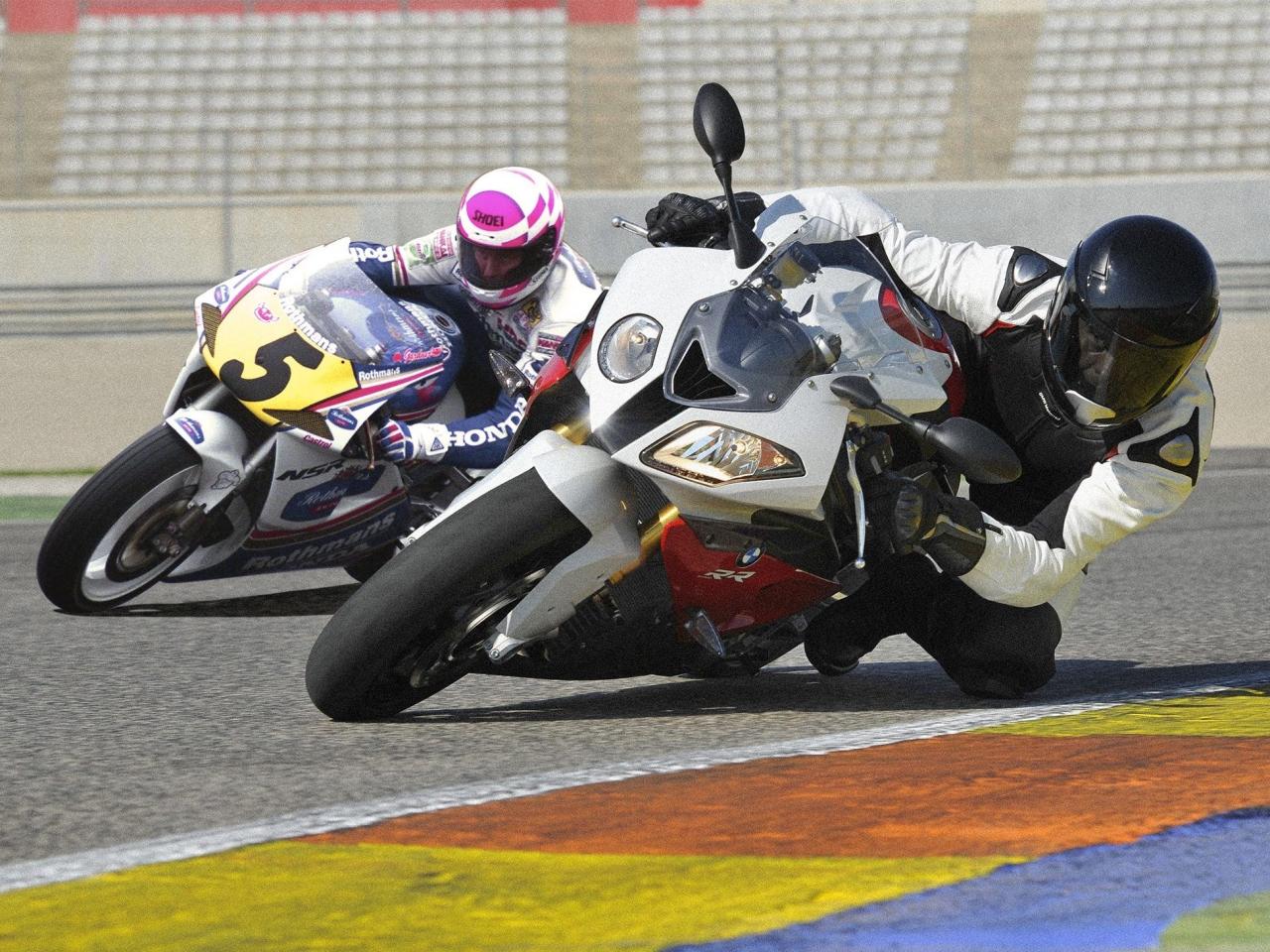 Perbedaan handling dan pengendalian motor MotoGP klasik dan modern bagi pembalap